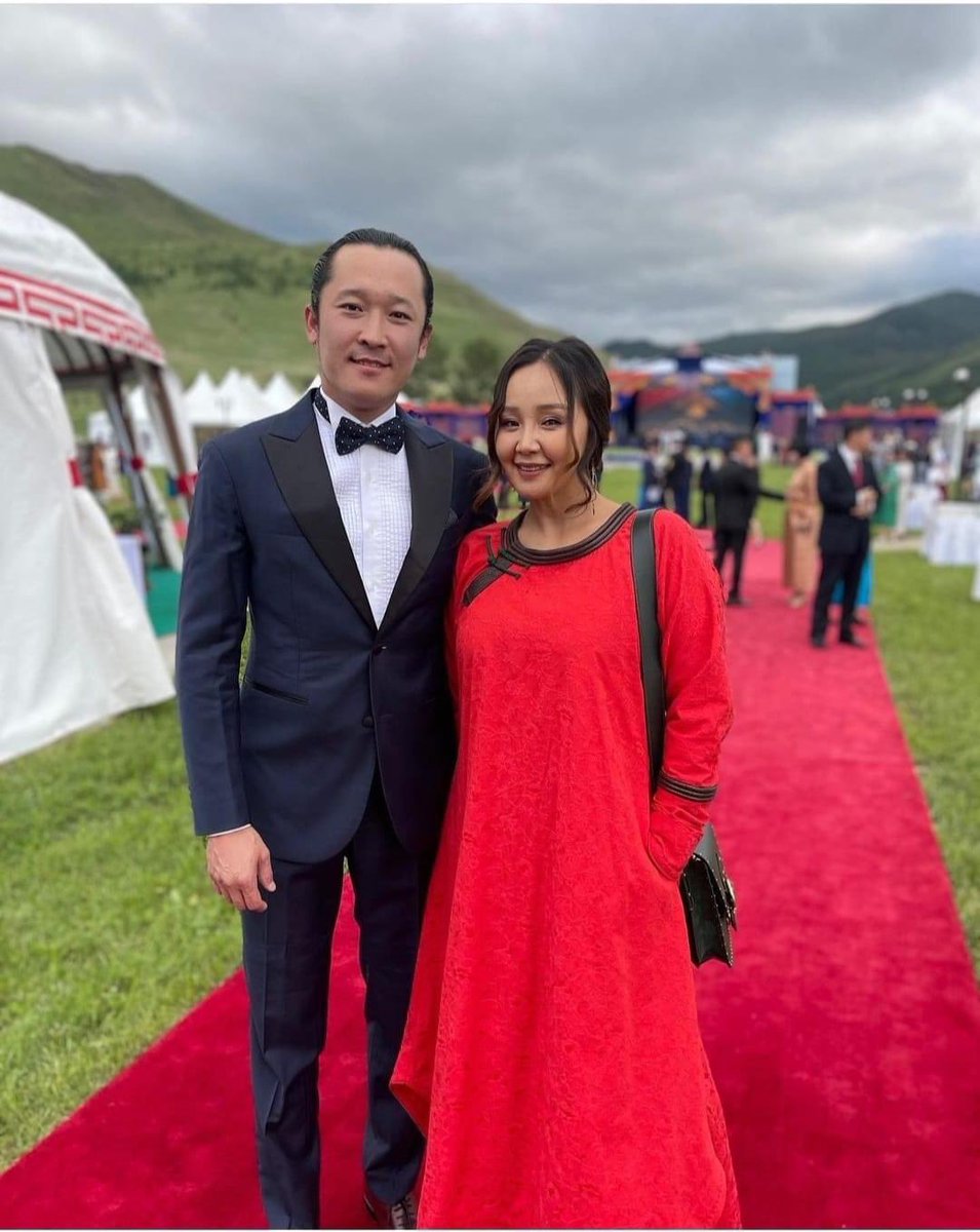 Чиний зовлогоо зовоож олсон цалингаас чинь цөм суутгагддаг татварын зарцуулалт нь энэ гээд боддоо…

Чи ийм байдлыг хүлээн зөвшөөрсөөр л байх юм уу…

Бид өөрчлөхгүй бол тэд дахиад л хэдэн алиа салбадай нартайгаа хаалттай хүлээн авалтаа хийж бидний татварын мөнгөөр 4 жил юмын