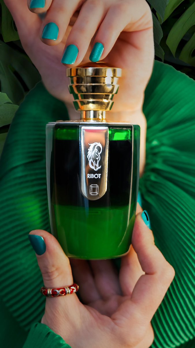 Max_Aroma's tweet photo. ๐๐ฟ Ribot by Masque Milano is a fragrance that takes you on a wild ride through the lush green fields of Normandy. With top notes of clary sage, saffron, pink pepper, and rosemary, it's like a fresh, aromatic breeze on a sunny day. ๐๐พ
#MasqueMilano #Ribot #FragranceReview #NewFragrance #HorseRacing #GreenFields #Saffron #Hay #Jasmine #Leather #Benzoin #Myrrh #LuxuryFragrance #PerfumeLover #FragranceAddict #NewRelease #EmeraldCollection"
