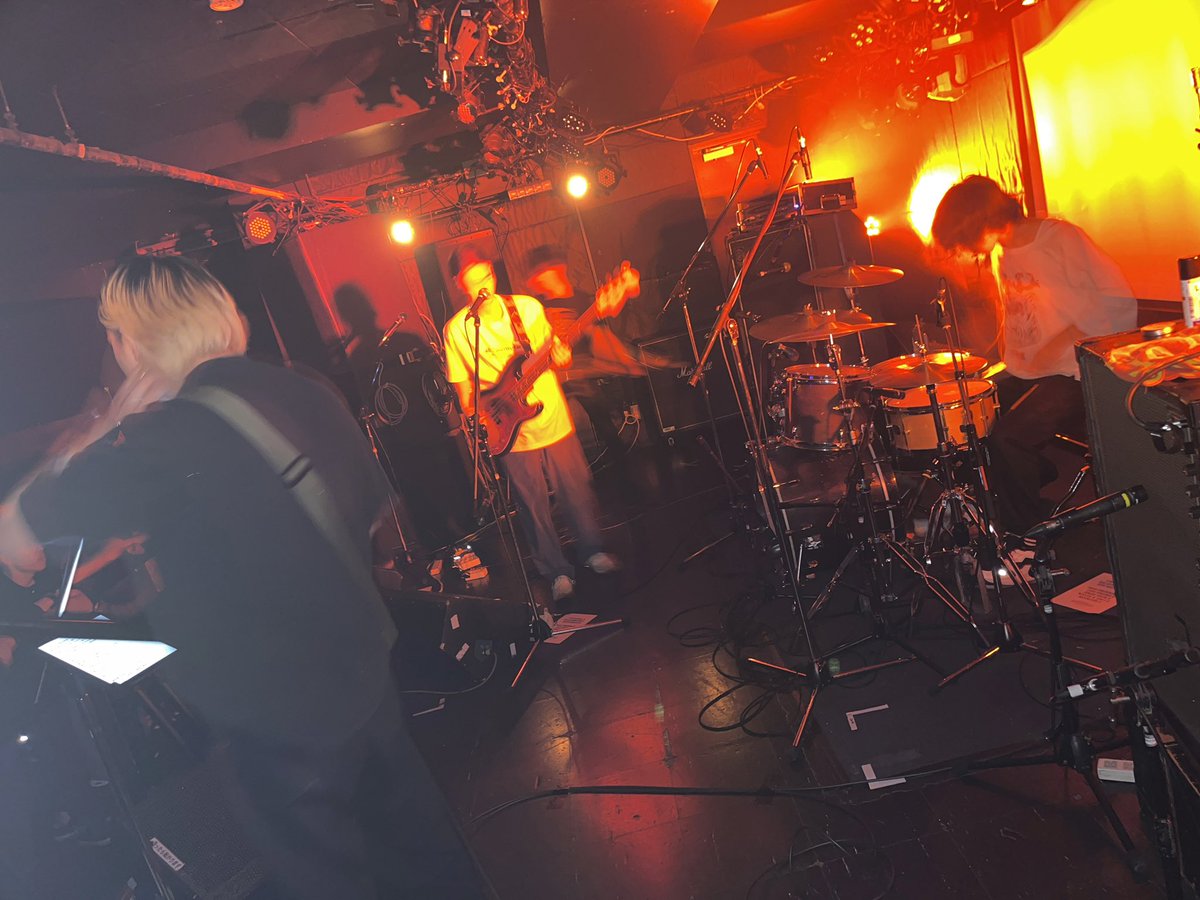 t_sasaking's tweet photo. 10年以上前に買って着ていなかかったTシャツがあったので辻にあげた。
#johnnyforeigner
#peelingwards https://t.co/EvUKTxJ3ec