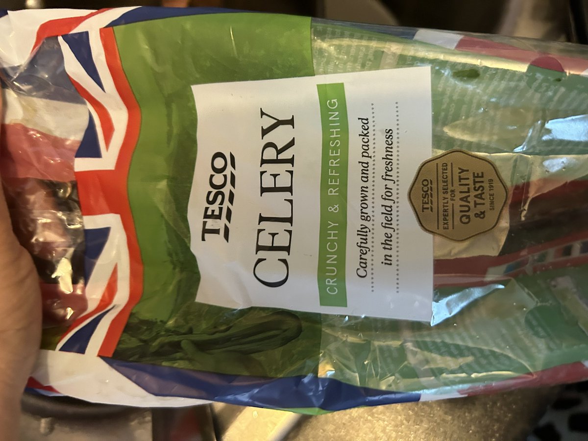 melnowen's tweet photo. @Tesco to say that I am disappointed in this months shop is an understatement with mouldy easy peelers,mouldy celery , and bad apples…. This is not acceptable paying for something that is inedible .. https://t.co/ACx8RYaNVX
