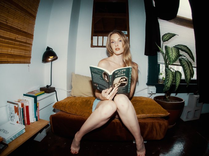 Little bit of Monday morning reading 📚🙃 #MondayMindset  Ph: @INFAMOUS_WAY https://t.co/mWFPzEIp2d<a href="/tag/mondaymindset"class="tags">#MondayMindset</a>