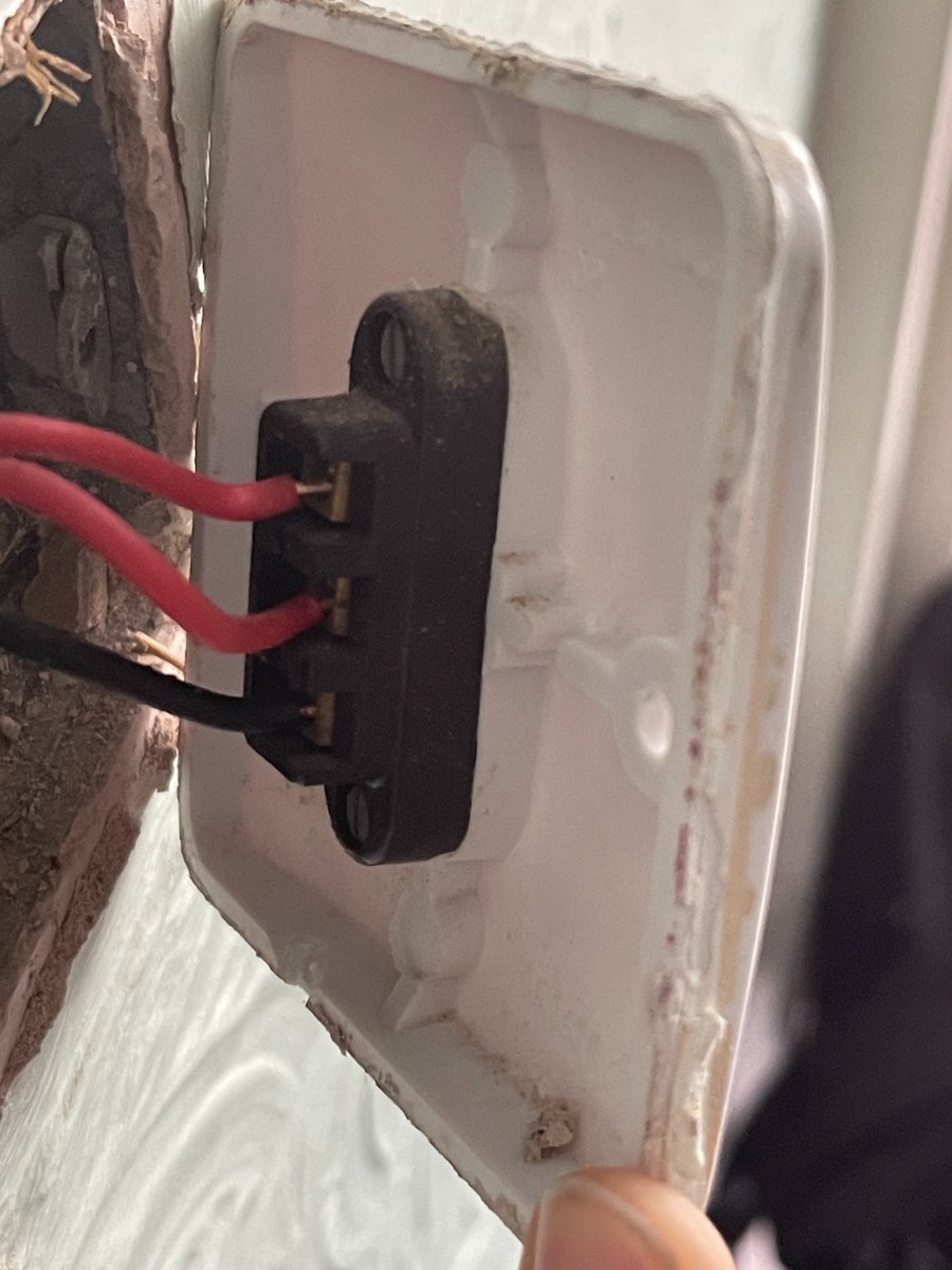 xspyda's tweet photo. Replacing landing switch (single) not having luck getting it to sync with the d/stairs switch. Works in current config. Is the new switch suitable? Can any electricians advise? @StuartMc1 Thanks in advance.  Tried reds in L1/L1 black in L2. One HAS to be on for other to work tho. https://t.co/EIjSEAtIPR