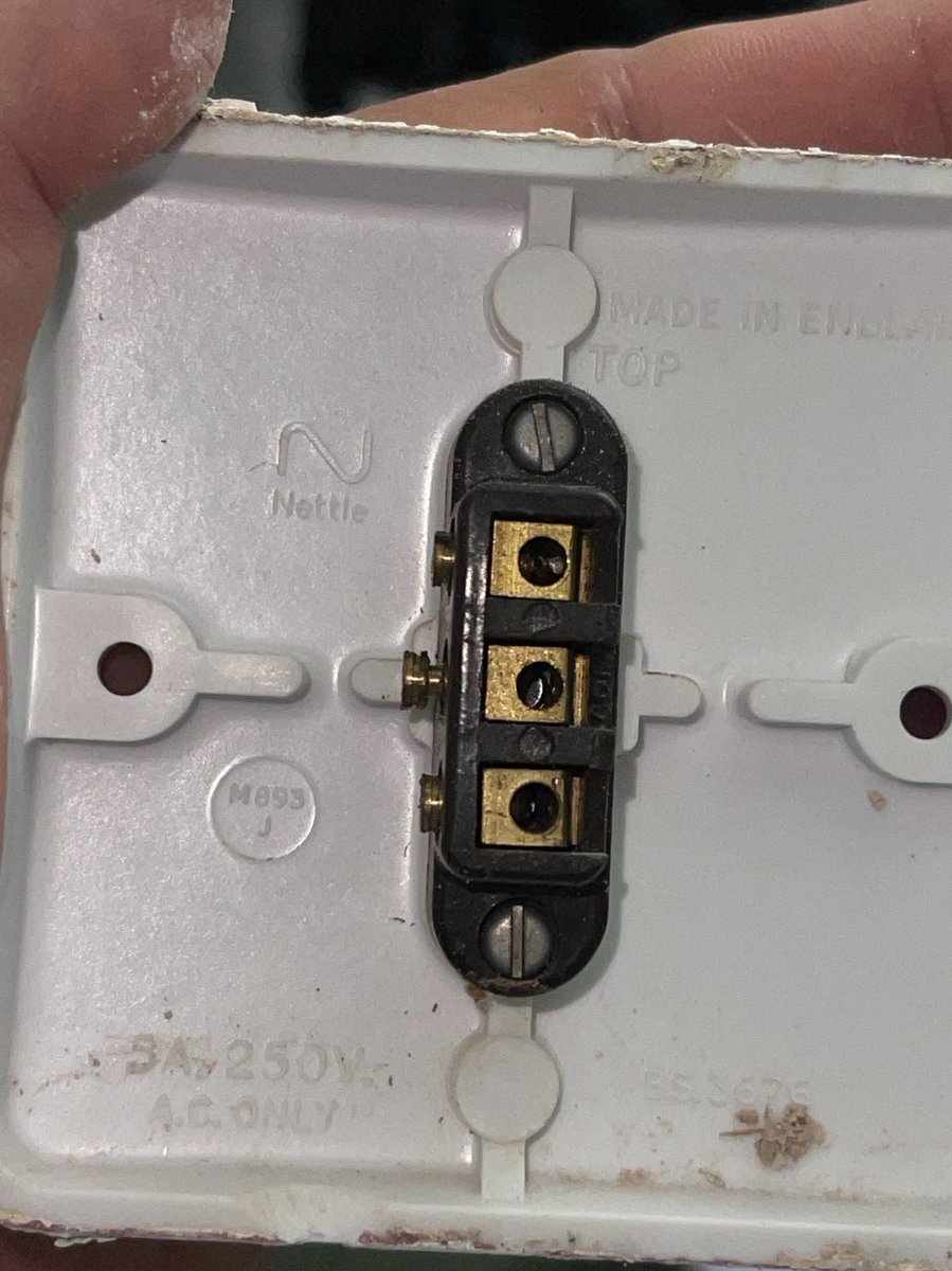 xspyda's tweet photo. Replacing landing switch (single) not having luck getting it to sync with the d/stairs switch. Works in current config. Is the new switch suitable? Can any electricians advise? @StuartMc1 Thanks in advance.  Tried reds in L1/L1 black in L2. One HAS to be on for other to work tho. https://t.co/EIjSEAtIPR