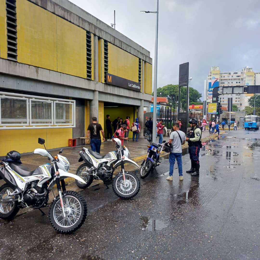 PolisucreOficia's tweet photo. #24deJunio Cumpliendo lineamientos del @MijpVzla se informa a la ciudadanía  Puntos de Atención al Ciudadano (PAC) bajo estricta supervisión se encuentran activos en: #LosDosCaminos #Sebucan #AvSanz #Petare  #LaUrbina  #UrbTerrazasDelAvila #LosCortijos #LaCalifornia #Mariches https://t.co/pfhyyzwAwx