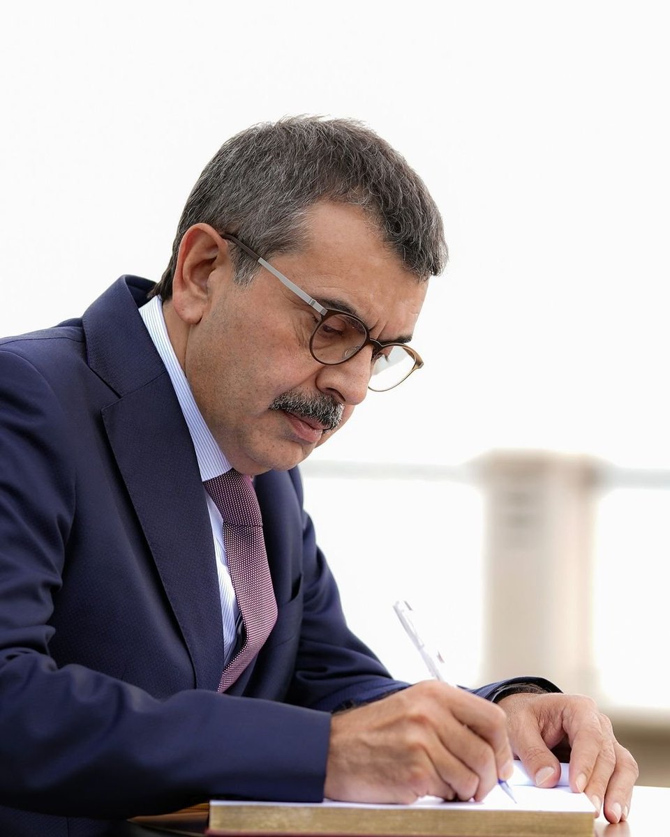 "Türkiye Yüzyılı Maarif Modeli erdemli ve yetkin insan yetiştirmek üzere hazırlanmış,hem evrensel nitelikli bilimsel ve pedagojik ilkeleri hemde Türk medeniyetinin özünü oluşturan millî manevi değerleri,iyi insan olmanın ve kendini tanımanın tüm koşullarını içerecek bir süreçtir"