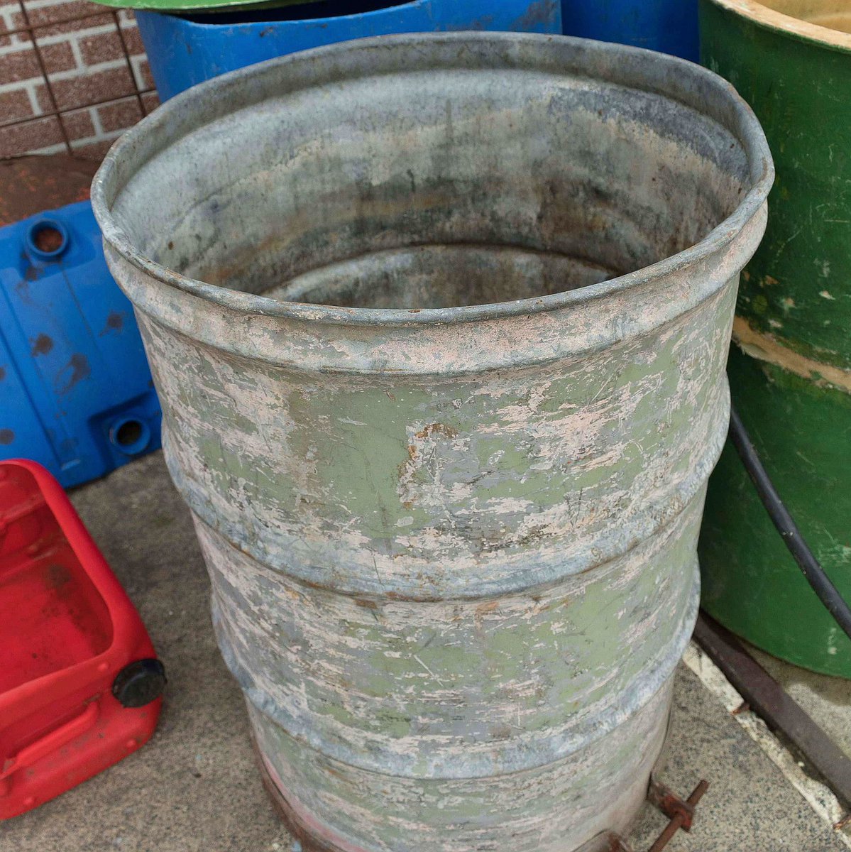 refs_sm's tweet photo. Corrosion occurring on metal barrels. To create nature rust, scratches and bruises 3d models on barrels.

#ref #reference #artreference #rust  #artist #texturereference #texturethings #oldbuildings #moss #3d #refs #blender #fyp #digitalartist #blender3d  #scifi  #3dart #details https://t.co/7wgI7qg3Xs