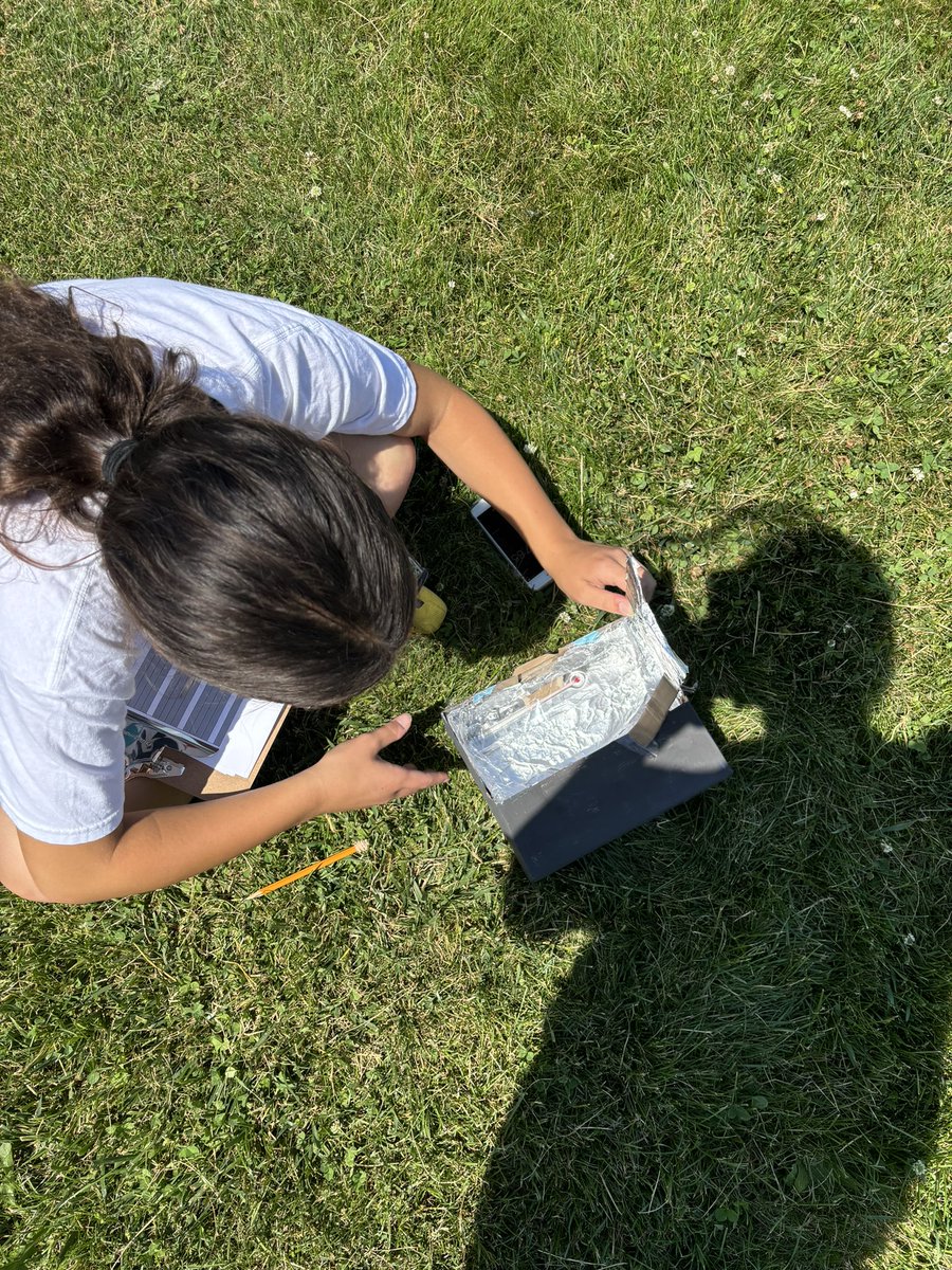 _ascarcelli's tweet photo. Grade 7s are finishing up their Heat in the Environment unit by building and testing how hot their Solar Ovens can get. https://t.co/Xr3OAzcegs