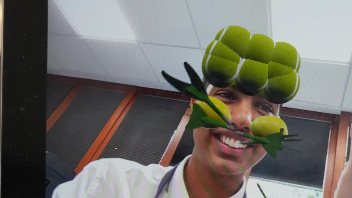SASHerts's tweet photo. In art class today, pupils created their own VR masks, building on the foliate motifs of the traditional 'Green Man' figure.  

Final results incorporated carrots for eyebrows and brown lemons as chin hair. https://t.co/nMotScPRQi