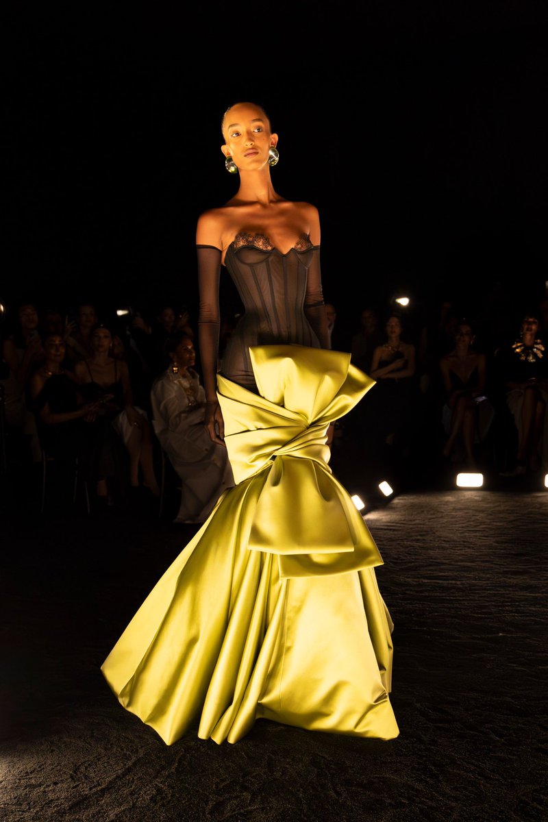 StreetFashion01's tweet photo. Schiaparelli FW24 Couture!🖤 https://t.co/3z1DFbr0AV