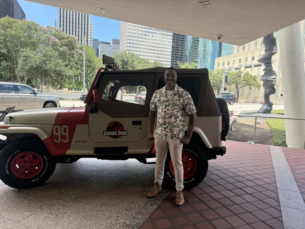 Jurassic Park is definitely one of my top movies, but seeing it performed by the <a href="/HoustonSymphony/">Houston Symphony</a> just made it even better! Thank you for giving us (<a href="/houstonpolice/">Houston Police</a> ghpal) the opportunity to experience this.