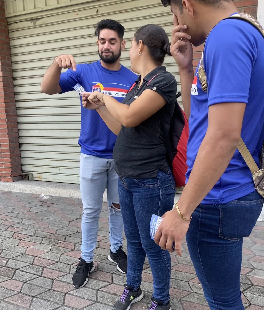 oglisalejandro's tweet photo. A casi un mes de las elecciones, salimos nuevamente a las calles haciendo un volanteo en las calles del Municipio Turen
#ElFuturoNosPertenece #UNT #JDS @partidoUNT @untportuguesa @JDS_UNT @jdsportuguesa https://t.co/GruQi0N6VE