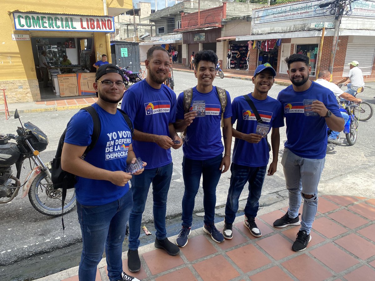 oglisalejandro's tweet photo. A casi un mes de las elecciones, salimos nuevamente a las calles haciendo un volanteo en las calles del Municipio Turen
#ElFuturoNosPertenece #UNT #JDS @partidoUNT @untportuguesa @JDS_UNT @jdsportuguesa https://t.co/GruQi0N6VE