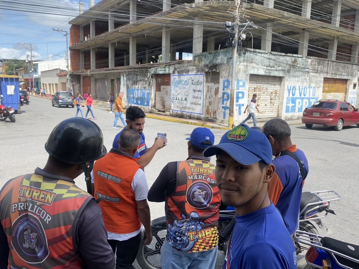 oglisalejandro's tweet photo. A casi un mes de las elecciones, salimos nuevamente a las calles haciendo un volanteo en las calles del Municipio Turen
#ElFuturoNosPertenece #UNT #JDS @partidoUNT @untportuguesa @JDS_UNT @jdsportuguesa https://t.co/GruQi0N6VE