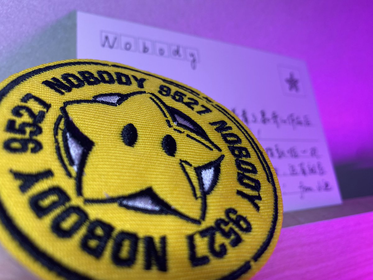 这是Nobody家人小迪<a href="/Xiaodi0622/">赵小迪</a> 送我的精美刺绣徽章和明信片。我没有想过在这个年代还能收到手写的明信片。网络再发达也取代不了手写的一份诚意和意义。从小迪的模仿秀视频，我看到了她在背后付出了多少努力，仿佛看到了默默努力的自己。我俩真是惺惺相惜相逢恨晚！
<a href="/realnobodyxyz/">Nobody🌟</a> 
#BuildWithNobody