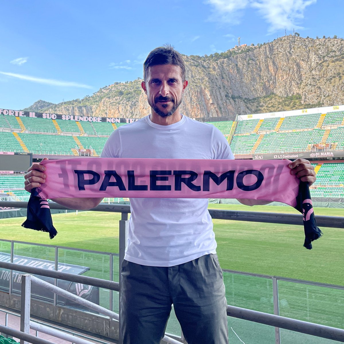 Palermofficial's tweet photo. Inizia una nuova avventura, insieme 🩷🖤

Benvenuto al Barbera! 🏡

#siamoaquile 🦅 https://t.co/alKOci1Mfq