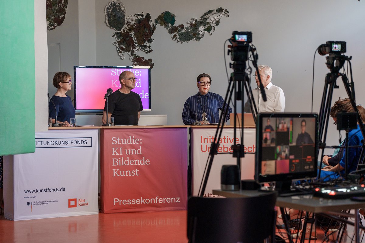 Bei der Pressekonferenz am 24. Juni 2024 stellten die Stiftung Kunstfonds und die Initiative Urheberrecht gemeinsam die Ergebnisse der Studie "KI und Bildende Kunst" vor. Hier gibt es die Studie und die Aufzeichnung des Livestreams: urheber.info/diskurs/studie…