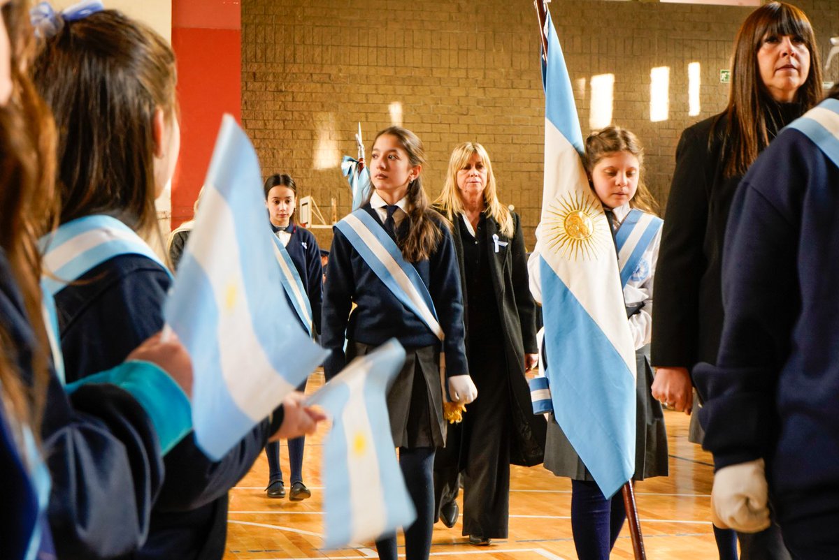 lopresti_lh's tweet image. 🇦🇷 Acompañamos a más de 270 estudiantes de 4to grado de escuelas del departamento y la provincia en el Acto de Promesa de Lealtad a la Bandera Nacional en el Estadio Vicente Polimeni, antes una multitud de directivos, familiares, funcionarios municipales y provinciales.