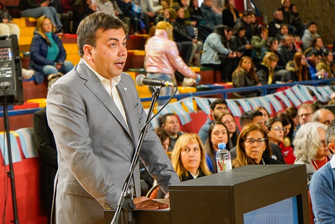 lopresti_lh's tweet image. 🇦🇷 Acompañamos a más de 270 estudiantes de 4to grado de escuelas del departamento y la provincia en el Acto de Promesa de Lealtad a la Bandera Nacional en el Estadio Vicente Polimeni, antes una multitud de directivos, familiares, funcionarios municipales y provinciales.