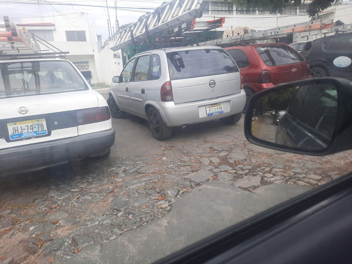 ViviVais's tweet photo. @MovilidadZap la empresa #TMAQ se instaló en Cd Granja y la Calzada de los Fresnos entre Central y Poniente se ha vuelto un CAOS con autos estacionados en retornos, banquetas y camellones, en un área escolar, donde los niños tienen que bajarse a la calle a causa de estos  🐷 🐷 https://t.co/gFLyRyzK9m