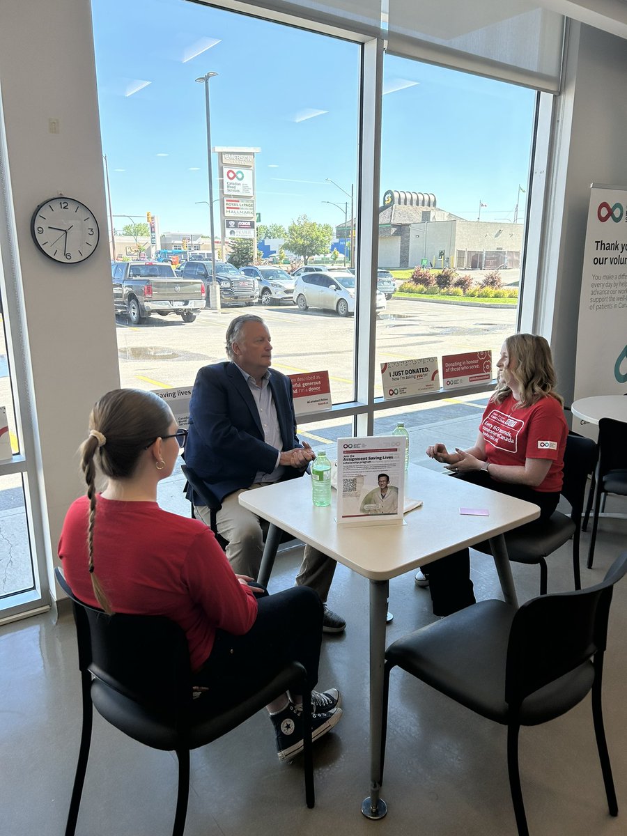KevinWaugh_CPC's tweet image. Today I went to @lifelinesask Canadian Blood Services to talk to the Summer students that they hired.

Did you know that every 60 seconds somebody needs blood! A 1 hour appointment means a life is saved!

#canadaslifeline #canadianbloodservices #donateblood #savealife