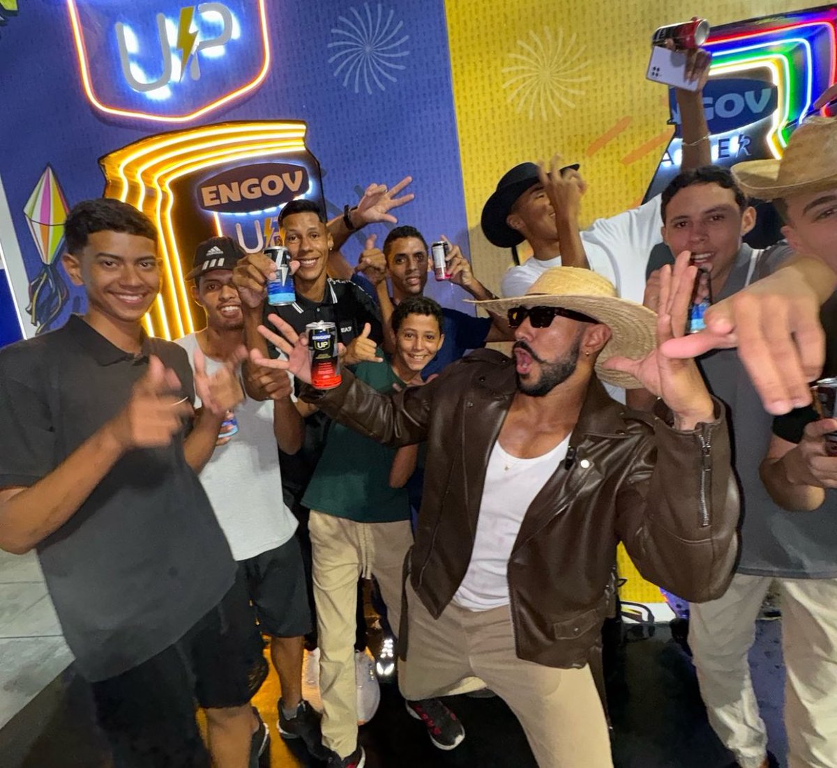 alfacehoc's tweet photo. Já cheguei nos studios HOC .. 

Vendo os fãs e dando entrevistas …
Quem vence a disputa hoje? 

Day x Bey X Flor x Nanda x Tulla 

#FinalHoc https://t.co/eCJxAK2GTR