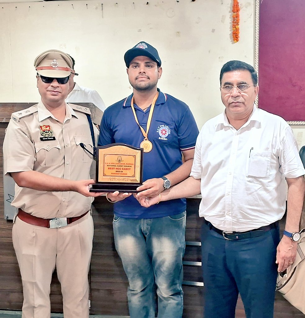 जय हिंद 🇮🇳🇮🇳🇮🇳
मेरे द्वारा किये गये सामाजिक कार्यों व 19 बार रक्तदान करने पर आज मुझे करनाल के एसपी श्री दीपक सहारण IPS ने मेडल व मोमेंटो देकर सम्मानित किया। मैं सर का दिल की गहराइयों से आभार वक्त करता हूं। मैं कॉलेज के प्राचार्य डॉ रामपाल सैनी जी का दिल की गहराइयों से आभार।