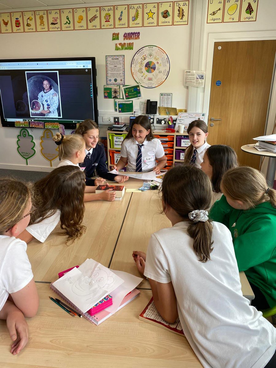 Tirdeunaw's tweet photo. Cafodd ddisgyblion Bl4 llawer o hwyl a sbri yn gwrando ar ddisgyblion Bl7 @bryntawe yn darllen eu chwedlau. / Yr 4 pupils had a great afternoon listening to Yr7 @bryntawe pupils reading their folk tales this afternoon. #Tirdeunaw #CC3 #bl4 #iaith https://t.co/Oj2SfPGGfS