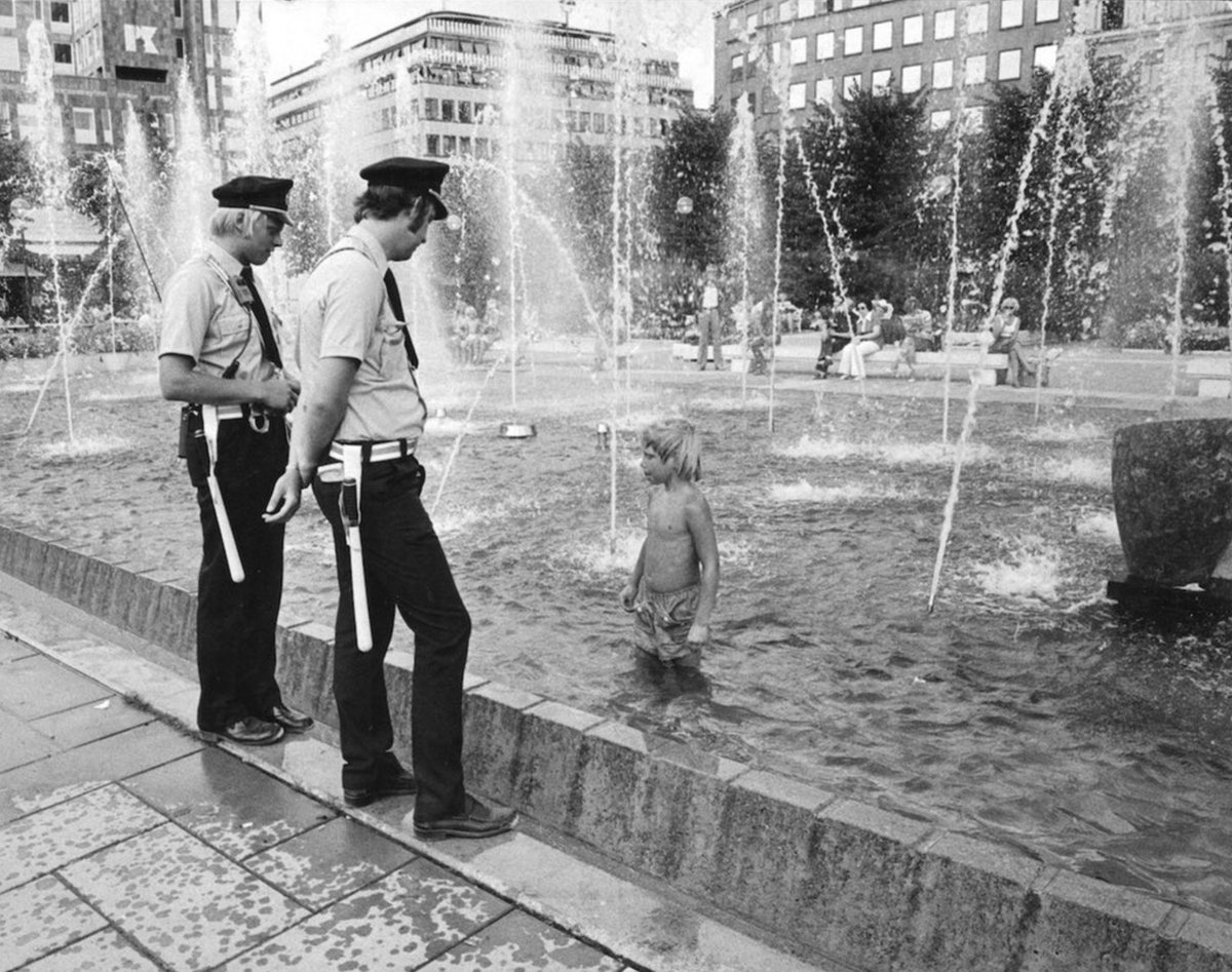 "How's it going here then?". A swimmer is caught red-handed in Kungsträdgården in central Stockholm during the hot summer of 1975. (Photo: Gunnar Bergkrantz)