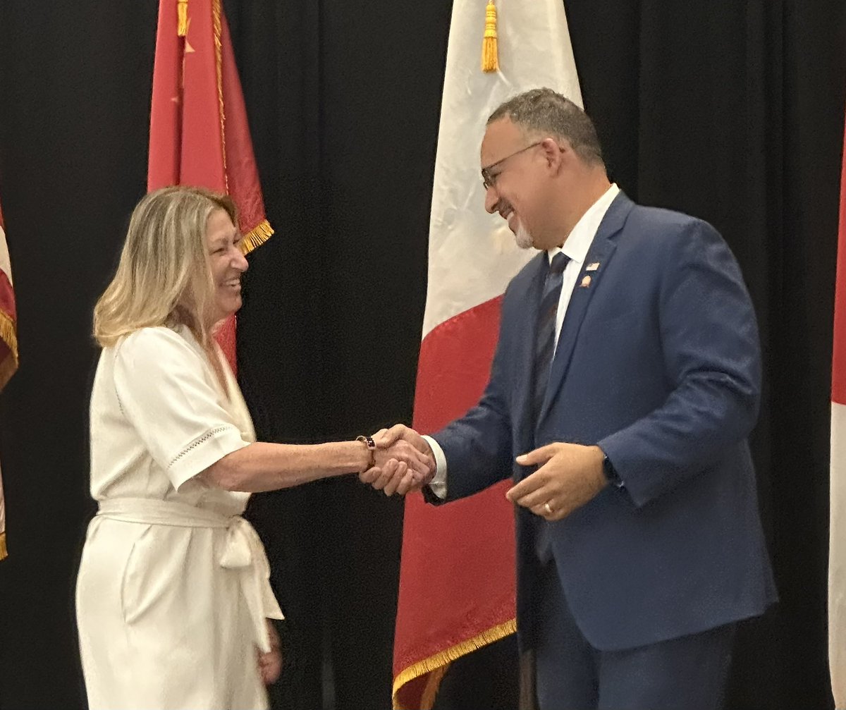 KWLA Board Member <a href="/ProfRoche/">Dr. L. Roché Youngworth</a> receiving thanks from <a href="/SecCardona/">Secretary Miguel Cardona</a> on behalf of the <a href="/KyDeptofEd/">KY Dept of Education</a> for the state’s adoption of the Seal of Biliteracy. 

#OELASealofBiliteracy24