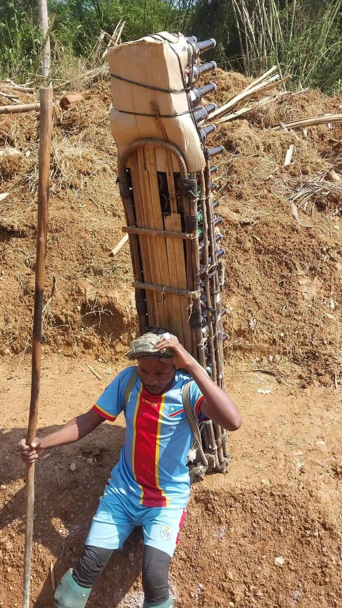 GeorgesKisando's tweet photo. #RDC:#Manguredjipa-#Bandulu.
limite du #Kivu et l'#Ituri . Plus de 100 bouteilles, soit 4 caisses de bière,sont soigneusement rangées dans le dispositif en bois appelé 19_24,MAKAKOO (selon). Une illustration de la créativité et de la résilience locales face aux défis logistiques https://t.co/REdMuRYyb9