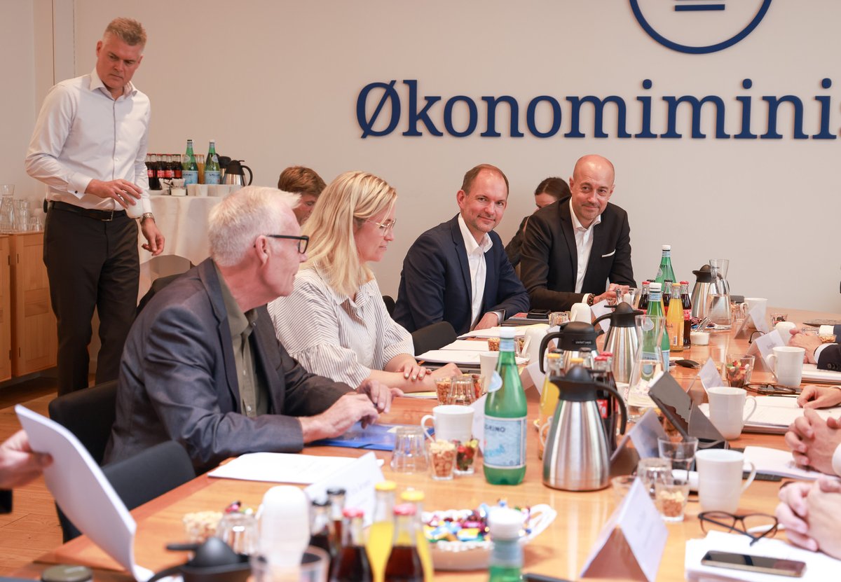 Formand for Grøn trepart Henrik Dam Kristensen og økonomiminister Stephanie Lose inviterer til doorstep om en aftale i den grønne trepart.

Aftalen ventes præsenteret snart i Økonomiministeriet.

Yderligere og tilmelding: oekonomiministeriet.uxmail.io/archive/126378…

#dkpol