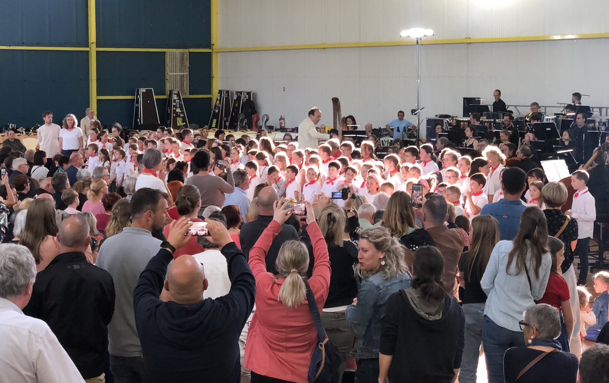 <a href="/DSDEN55/">DSDEN55</a> <a href="/daac_nancy_metz/">Sophie Renaudin #EAC #lecture #oral #territoires</a> <a href="/ICommercy/">IEN de Commercy</a> <a href="/55_verdun/">IEN VERDUN 55</a> Samedi, les enfants de Fresnes, Vigneulles et Saint-Maurice ont chanté lors du grand gala de Musique aux mirabelles, accompagnés par l’orchestre national de Metz. Un très beau moment qui a eu lieu au lac de la Madine. 👏🤩