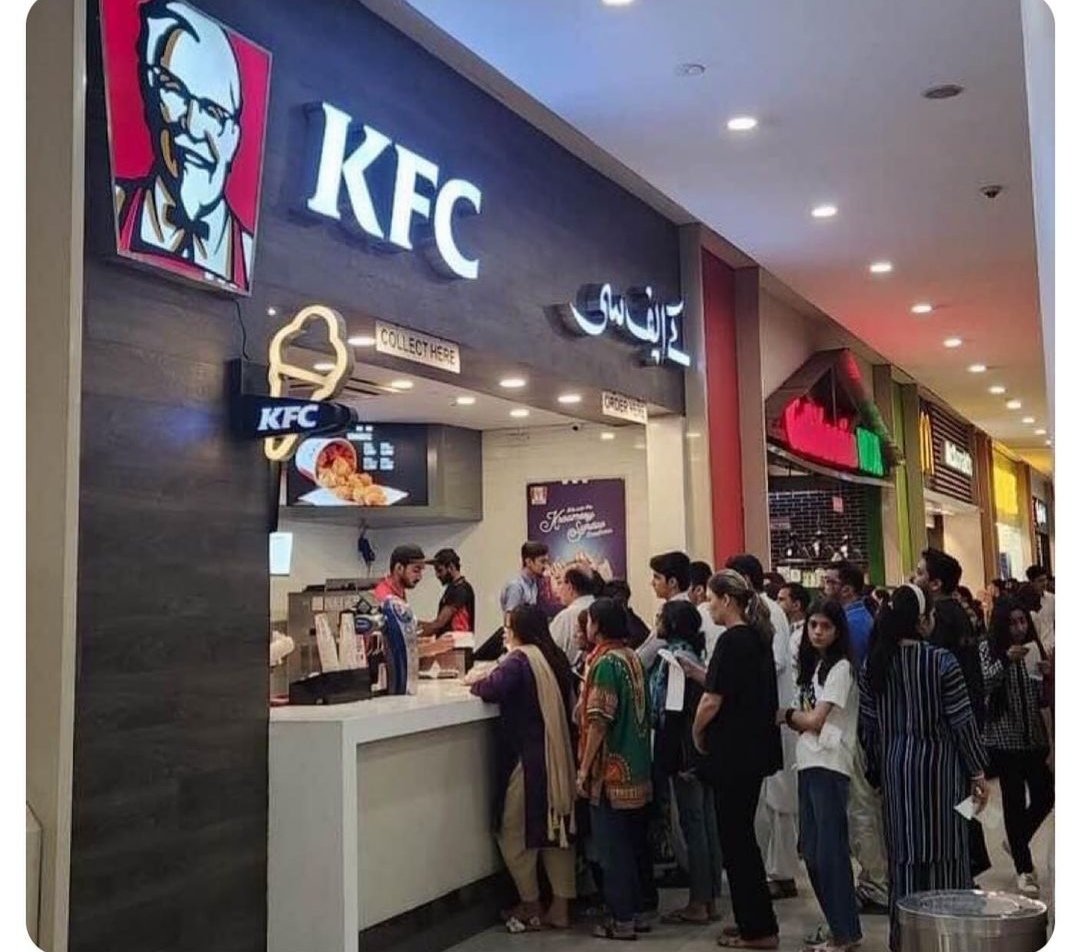 SUN_YAAR's tweet photo. Jaldi jaldi KFC se kha lete hai phir Ghar Jaa kr #FREEPALESTİNE Ka status bhi to lagana hai na https://t.co/4vjBRlYZMA