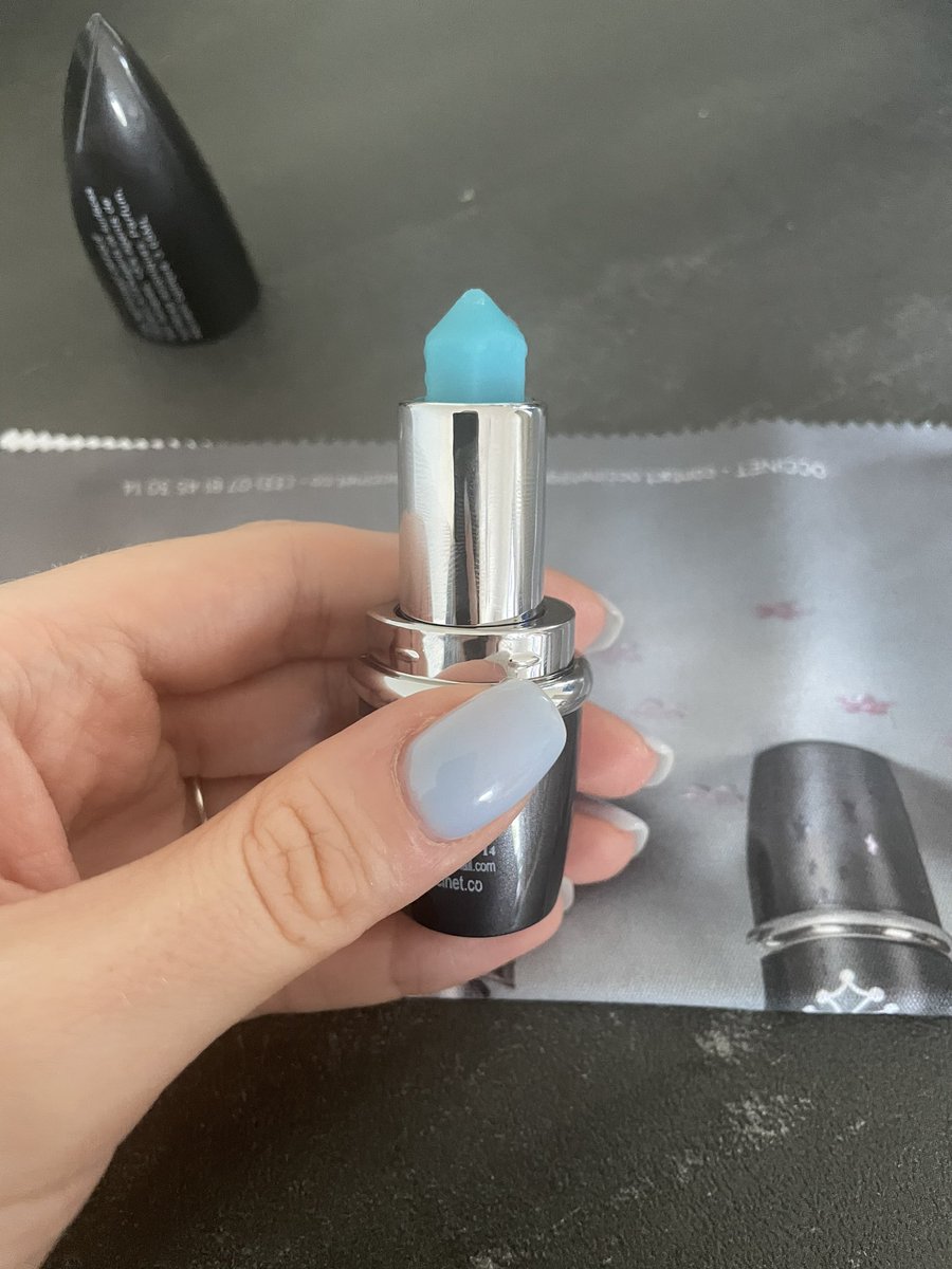 Дайте Нобелевскую премию этому гению изобретателю этой хуйни. Стик для очков, который убирает вообще любое загрязнение. Не помню таких чистых стекол, наверное, кроме дня покупки