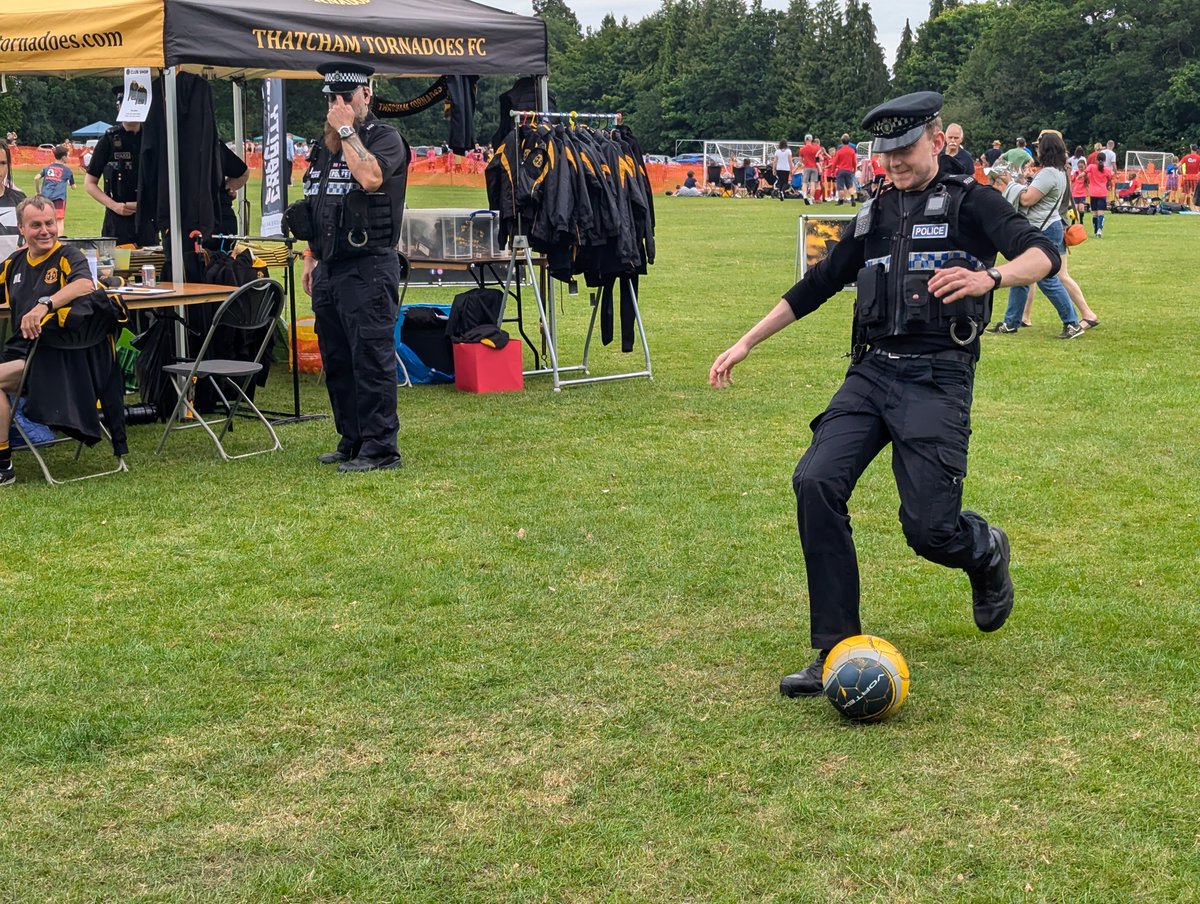 Thanks to all the teams who took part in our 2024 GIrls Tournament at Douai Park- we hope you enjoyed your football. Also thanks to @TVP_WestBerks for stopping by and having a go on our speedshot.
#GrassrootsFootball #CommunityPolicing #TVP #DouaiPark
