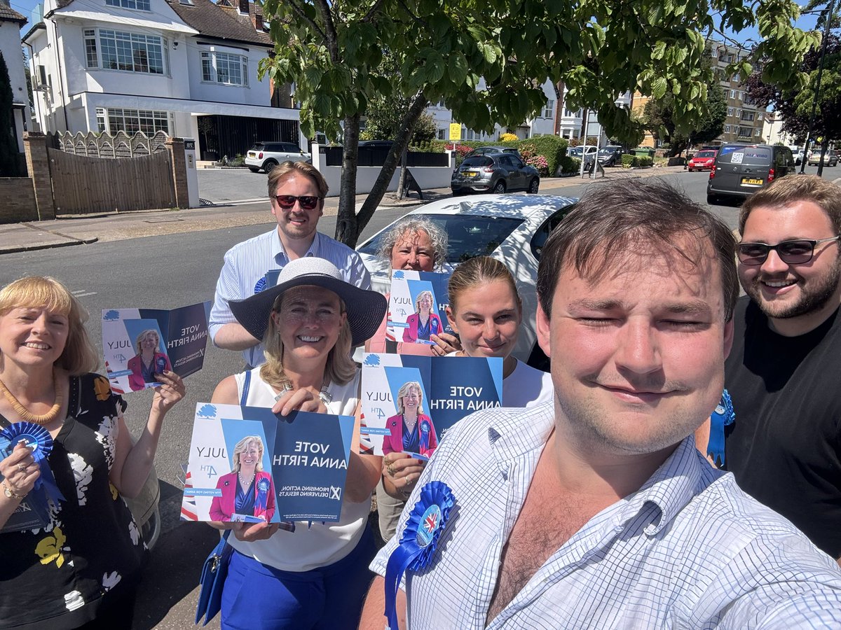 Anna_Firth's tweet photo. Another wonderful day campaigning in the sun in #Belfairs and #Chalkwell ! ☀️
Always so uplifting to spot these lovely postbox toppers around Southend📮❤️
#AnnaFirth4SouthendWestandLeigh
#GeneralElection2024 https://t.co/noP4oWAPJM