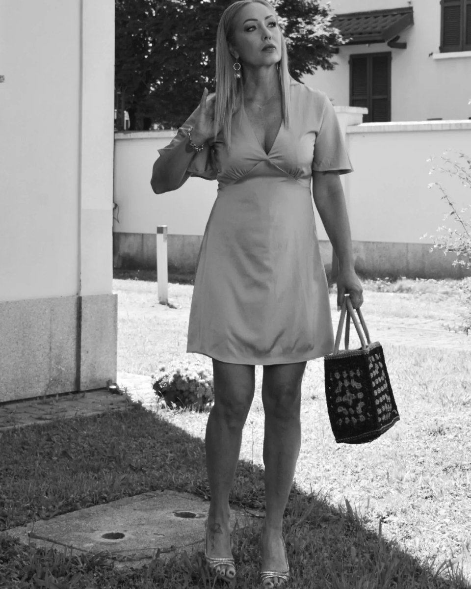 “ᴛɪᴇɴɪ ɢʟɪ ᴏᴄᴄʜɪ ꜰɪꜱꜱɪ ꜱᴜʟʟᴇ ꜱᴛᴇʟʟᴇ ᴇ ɪ ᴘɪᴇᴅɪ ᴘᴇʀ ᴛᴇʀʀᴀ.”
___________
👗 @calliopeofficial
👜 @crochetbysveta for @lestilose.it
👡 @zara
📷 <a href="/se/">@ellingen@mastodon.social</a>.gio 
Hair&amp;Makeup @naty.inzy &amp; @katiazavattari