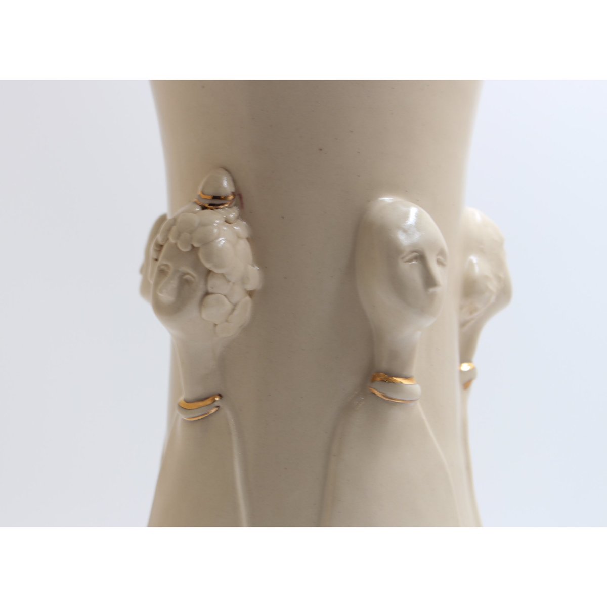 UntitledSquare's tweet photo. This piece is called 𝓣𝓱𝓮 𝓒𝓸𝓵𝓵𝓮𝓬𝓽𝓲𝓿𝓮  from our 𝓖𝓻𝓸𝔀𝓷 𝓤𝓹𝓼 collection.  #potteryforall #handmadeceramics #art https://t.co/zuxrfhIJ6S