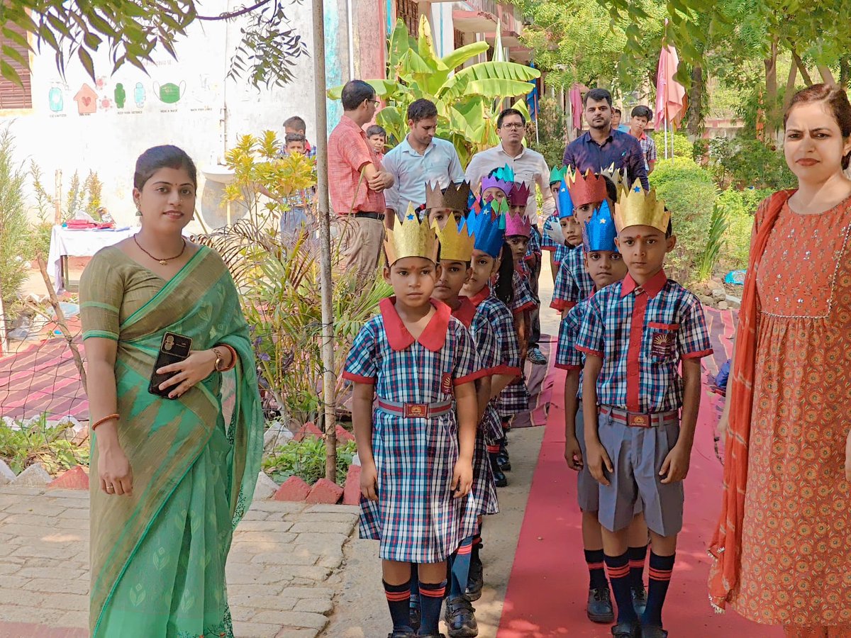 kvgarhwa's tweet photo. आज 24जून को विद्यालय में #विद्याप्रवेश के अंतर्गत कक्षा 1 के बच्चों का बड़े ही गर्म जोशी से स्वागत किया गया और इन नन्हें विद्यार्थीयों को उपहार भी दिए गए।
Celebration of #Vidyapravesh
Under #schoolreadinessprogram in our Vidyalaya.
@KVS_HQ
@KendriyaRanchi
@Sujata28675
#kvs https://t.co/yEyMgFipU3