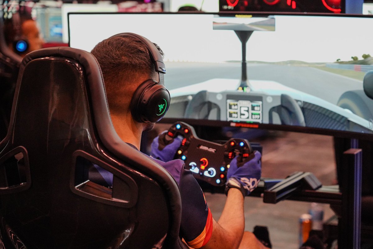 Lo mejor que me ha dado el simracing hasta ahora.

Gracias a <a href="/virtual_rfeda/">Virtual RFEDA</a> y <a href="/HiSpeedSim/">𝙃𝙄𝙎𝙋𝙀𝙀𝘿 𝙎𝙄𝙈𝙐𝙇𝘼𝙏𝙊𝙍𝙎</a> por hacer este fin de semana posible. Poder conocer a todos los pilotos y la gente alrededor de esto ha sido increíble. 

Enorme <a href="/SitoFerrer22/">Sito Ferrer</a> ídolo de ídolos.
