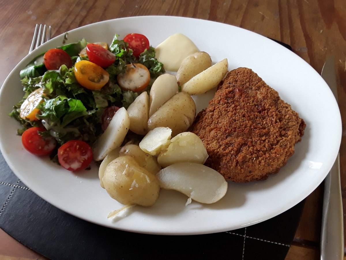 chris_alpacas's tweet photo. Southern Fried Chicken, Jersey Royal Potatoes and Salad for dinner tonight. If you like tomatoes I really recommend these, so much flavour and on offer @Tesco atm 😋😋👍👍 #TooHotToEat! #dinner #MondayThoughts #summer https://t.co/pgz1klMfAu