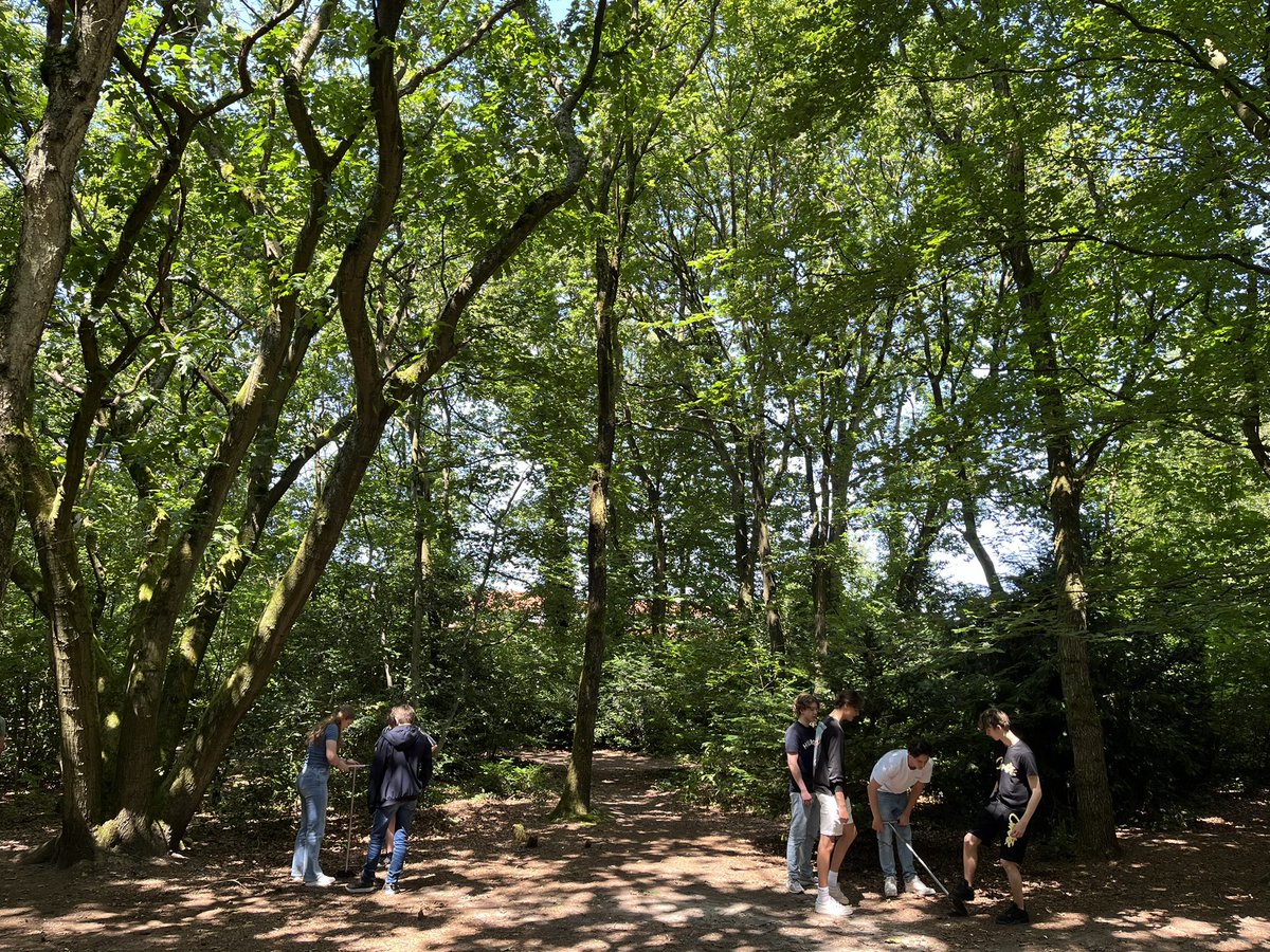 Eindelijk mooi weer! ☀️ Daardoor kunnen we volop gebruik maken van de ruimte en natuur die onze school biedt. #aardrijkskunde #biologie #omgevingsonderwijs