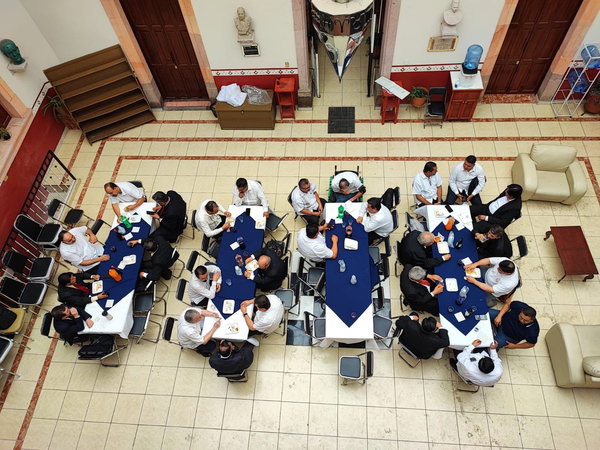 Este domingo 23 de junio, nuestro MRGM Ángel González Cruz, asistió a la entrega de reconocimientos de miembros libres y cena de solsticio del Dtto. de Zacatecas, acompañado por el Gr. Orad., el Gr. Tes., el Seg. Gr. Diác. y el DGM de Dtto. Juan Pablo Sandoval Quintero.