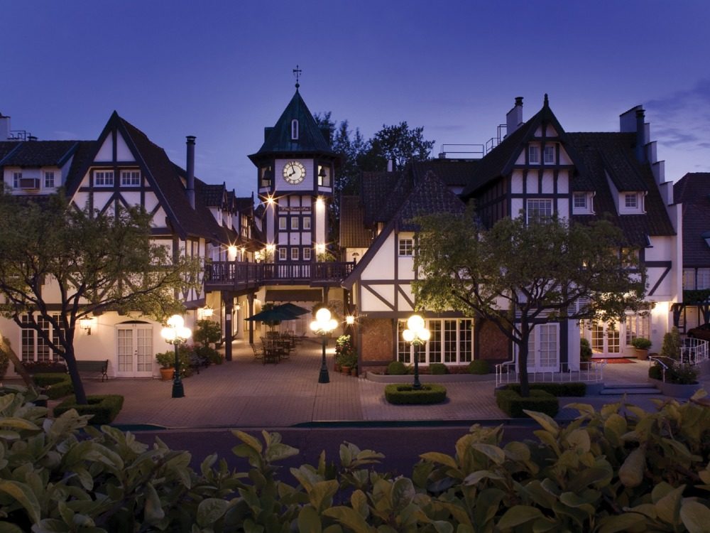VisitSYV's tweet image. For a unique and charming stay in Danish-inspired Solvang, check into the Wine Valley Inn. This boutique hotel features private cottages and suites spread among beautiful gardens for an old-world feel with modern amenities. Book now: bit.ly/3QMfk2p

📸: Wine Valley Inn