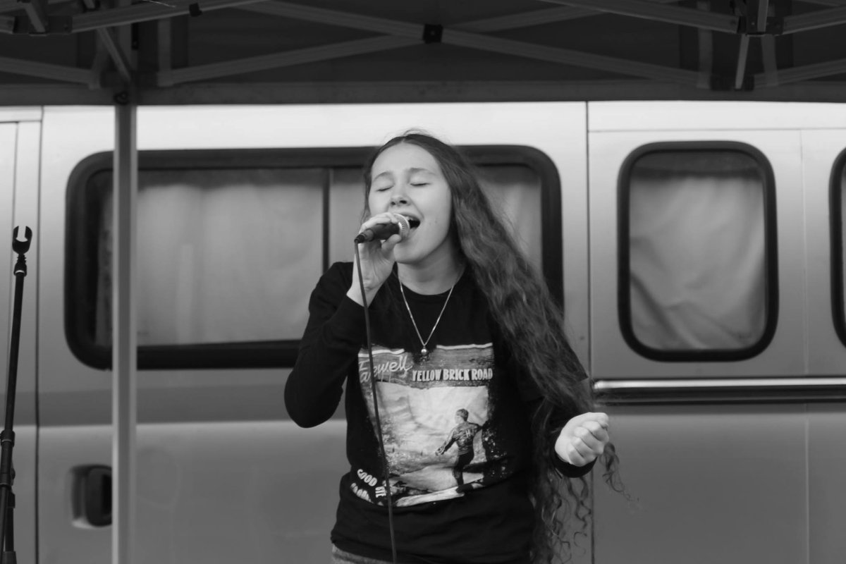 macy_neill's tweet photo. #throwback to one amazing busking session I had on Ludlow last week 🎤🎼Thank you so much Dave Marsh for the amazing pics 🤩📸. How is your Friday going? 😄
#upcomingartist #musiclover #MacyO #musician #gig #singer #musicianlife #songwriter #liveperformance #music #busking https://t.co/JnJBvGZ5tw