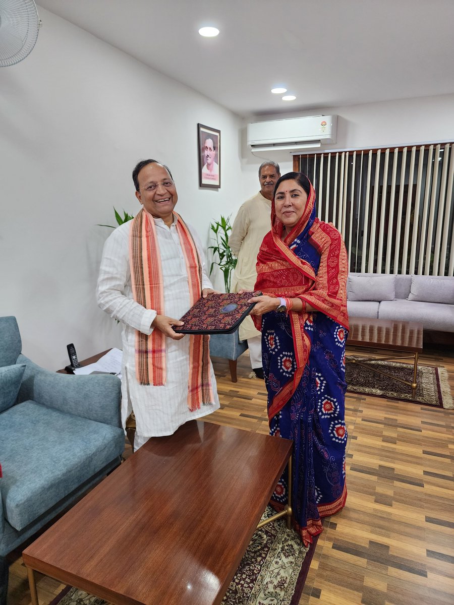 KVSinghDeo1's tweet photo. ବି ଜେ ପି ର ରାଷ୍ଟ୍ରିୟ ଜେନେରାଲ ସେକ୍ରେଟାରୀ ଶ୍ରୀ ଅରୁଣ ସିଂ ଜୀଙ୍କ ସହ ସୈାଜନ୍ଯମୂଳକ ସାକ୍ଷାତ କଲି।

#doubleenginesarkar #bjpindia #bjp #patnagarh #khaprakhol #belpada #bolangir #odisha #etharabjp #odishaparivartan
#isbaarmodisarkar #phirekbaarmodisarkar #odishawithmodi #patnagarhwithmodi #modikaparivar #OdishareHebaBJPSarkar  #GeneralElection2024 #voteforchange2024 #Odisha #NarendraModi #AmitShah #JPNadda #ModiKiGuarantee #mlapatnagarh #deputychiefministerofodisha #ministryofagricultureandfarmersempowerment

@bjp4odish
@BJP4India 
@ArunSinghbjp 
@sksingh_deo  
@nivsinghdeo