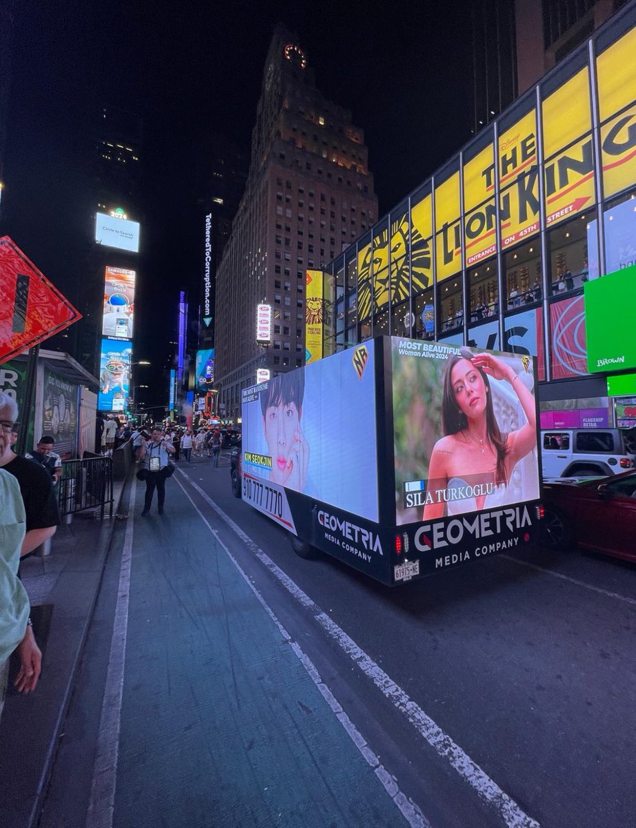 SilaArmys1's tweet photo. سيلا في شوارع كوريا الجنوبية 😎🔥🫳🏻جنب سكوجين 😁😁  من بي تي إس 🌝😎😁🫳🏻

Sila in the streets of South Korea🔥🔥

There are fans of her and also Japan
😎😁
#SılaTürkoğlu https://t.co/FgnwH3apvg
