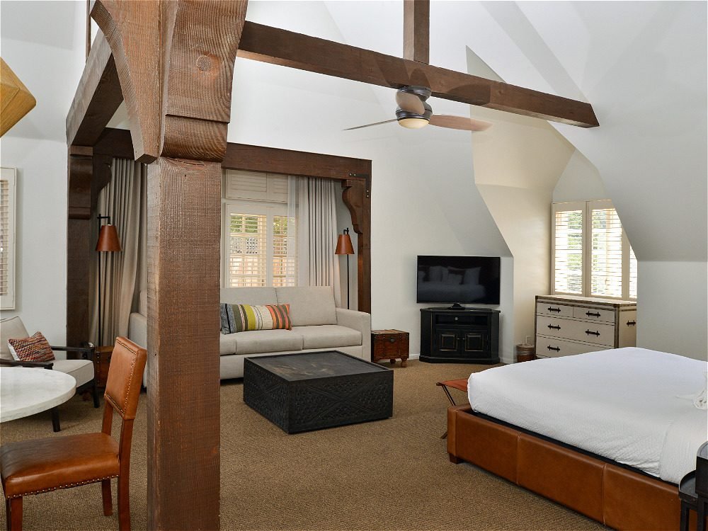 VisitSYV's tweet image. For a unique and charming stay in Danish-inspired Solvang, check into the Wine Valley Inn. This boutique hotel features private cottages and suites spread among beautiful gardens for an old-world feel with modern amenities. Book now: bit.ly/3QMfk2p

📸: Wine Valley Inn