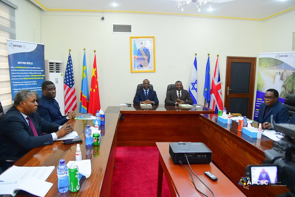 ebalemozindo's tweet photo. #RDC-#APCSC:
SOCIETE CONGOLAISE DE FIBRE OPTIQUE (SOCOF)
Le DG @FreddyShembo a eu une séance de travail ce lundi 24 Juin 2024 au siège de l’APCSC avec mon collègue, le nouveau Directeur Général de la Société Congolaise de Fibre Optique (SOCOF), Monsieur Prospère MPEYE ITONIWE.
Les échanges ont porté sur l’harmonisation des vues dans le cadre du programme Sino-congolais, pour un prochain partenariat qui permettra aux deux entreprises de remplir leurs missions dans les bonnes conditions.
#fibre #optique
#telecommunication
#société
#infrasturctures