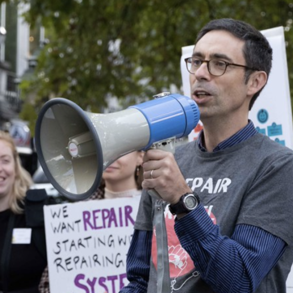 <a href="/R2REurope/">Right to Repair Europe</a> <a href="/iFixit/">iFixit</a> <a href="/ugomatic/">ugo vallauri</a> emprendedor social de <a href="/Ashoka/">Ashoka</a>, fundador de <a href="/RestartProject/">The Restart Project</a> organiza “restart parties” en los que sus asistentes se enseñan a arreglar productos. Con más de 60.000 dispositivos reparados, pide el ecodiseño de productos y limitar upgrades y versiones a los fabricantes